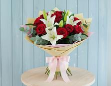 Букет цветов из:  Лилии и Розы в Шенкурске