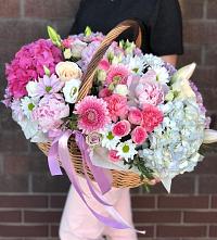 Композиция солнечный день в Шенкурске Цветочная композиция из Розы, Хризантемы, Пионы и Лизиантусы в корзине в Шенкурске