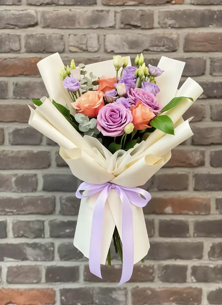 Букет цветов из: Лизиантусы и Розы в Шенкурске