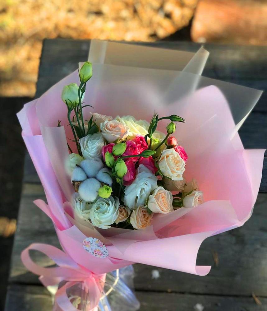 Букет цветов из: Розы и Лизиантусы в Шенкурске