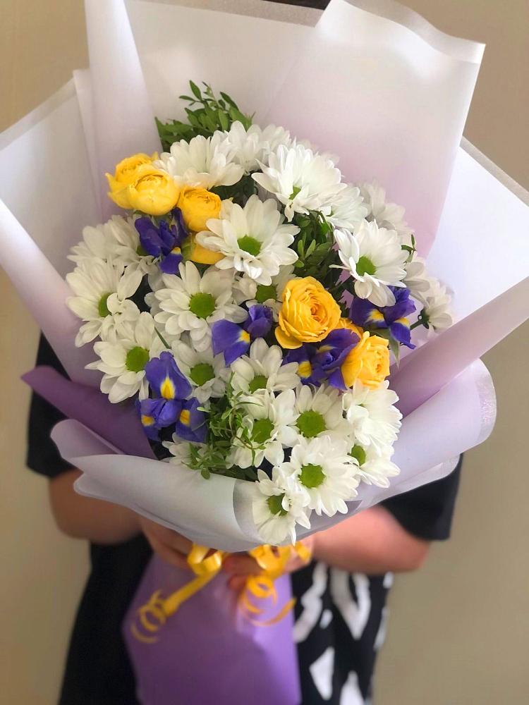 Букет цветов из: Ирисы, Хризантемы и Розы в Шенкурске