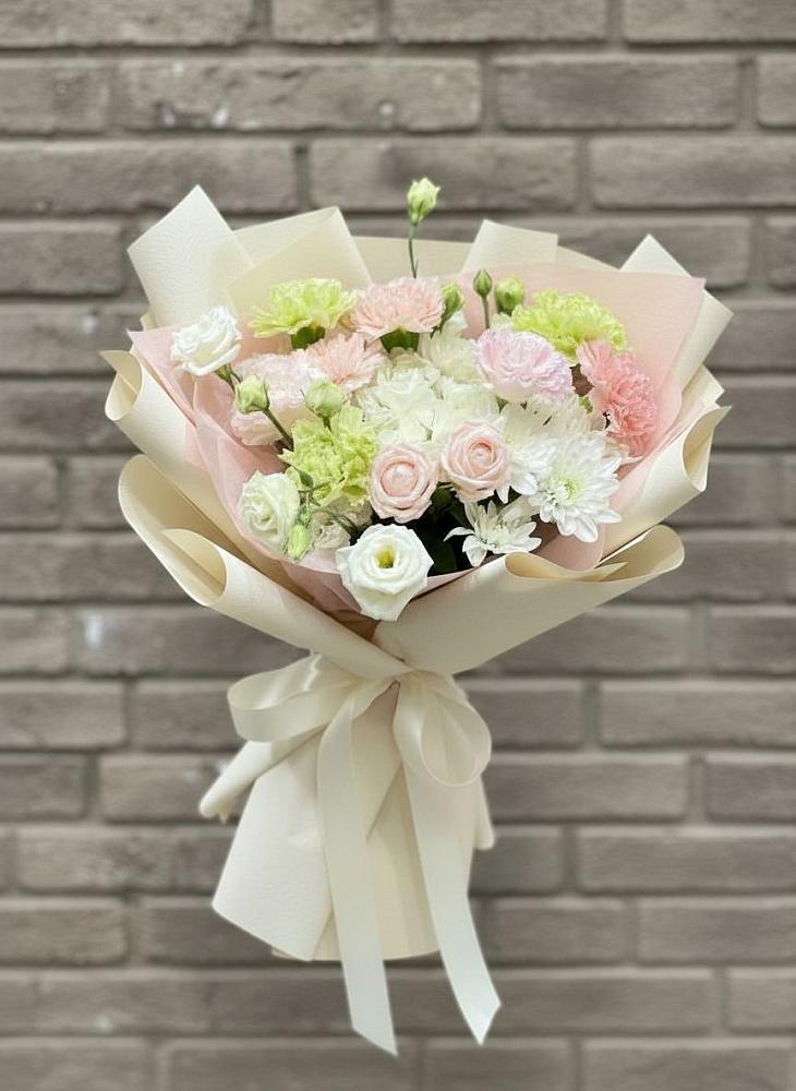 Букет цветов из: Гвоздики, Розы, Лизиантусы и Хризантемы в Шенкурске