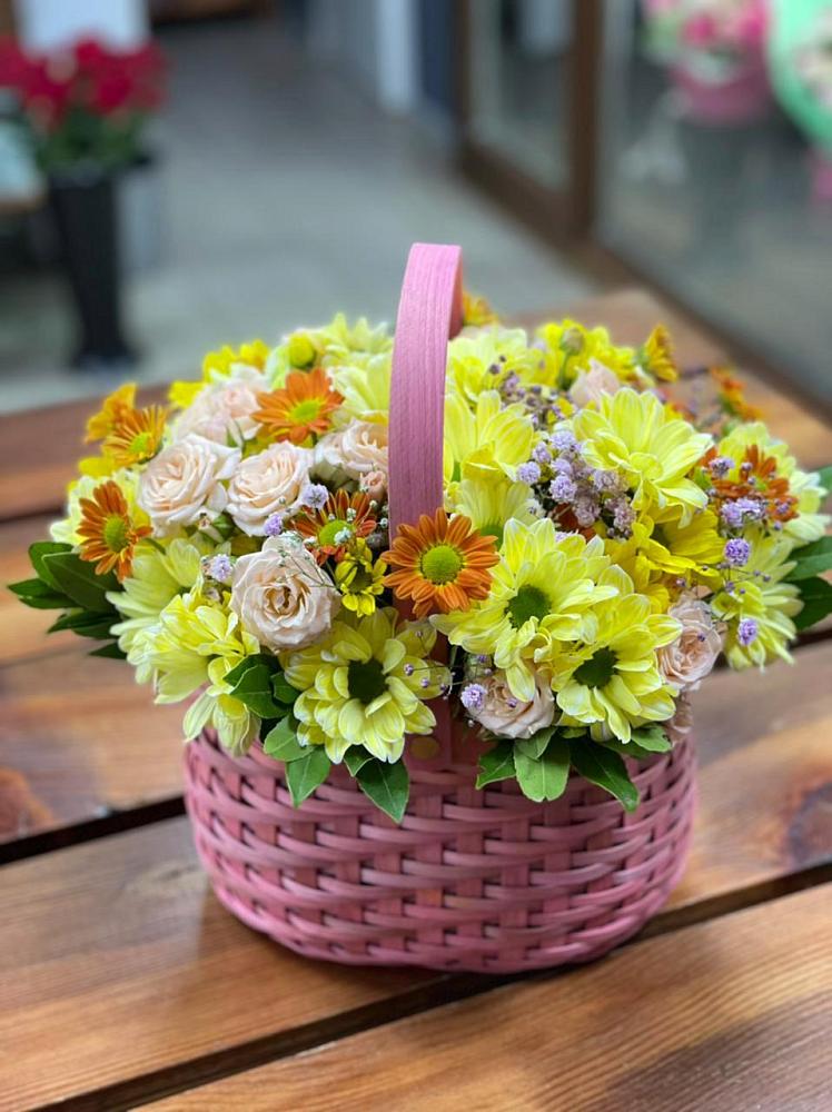 Цветочная композиция из Хризантемы и Розы в корзине в Шенкурске