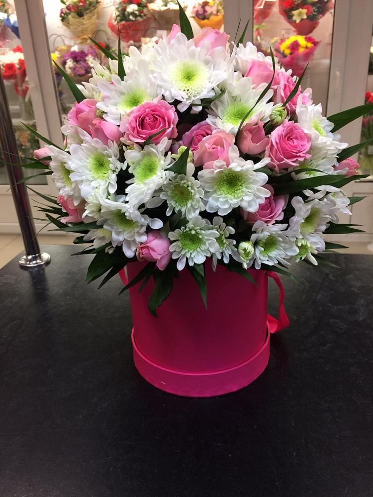 Цветочная композиция из Розы и Хризантемы в шляпной коробке в Шенкурске