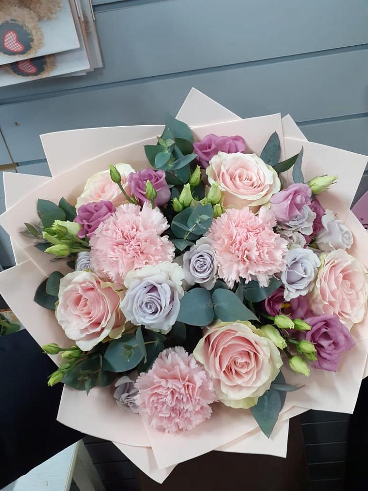 Букет цветов из: Розы, Гвоздики и Лизиантусы в Шенкурске