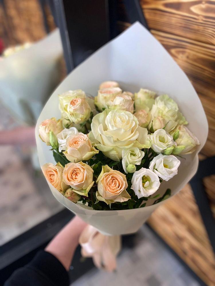 Букет цветов из: Розы и Лизиантусы в Шенкурске